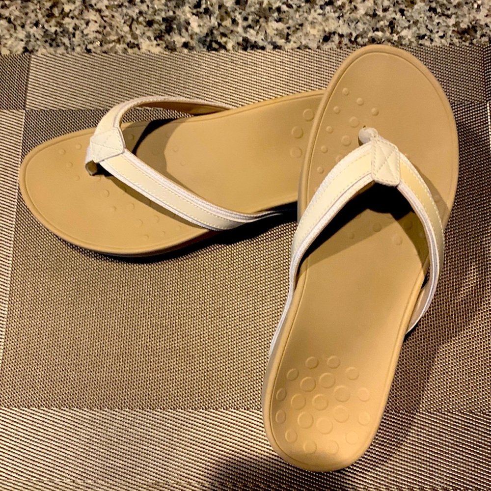 VIONIC HIGH TIDE WEDGE SANDALS SIZE 9